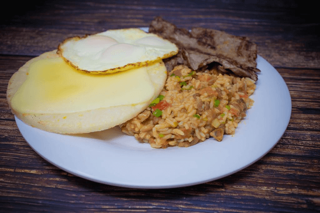 Calentado con Carne, Arepa y Huevo